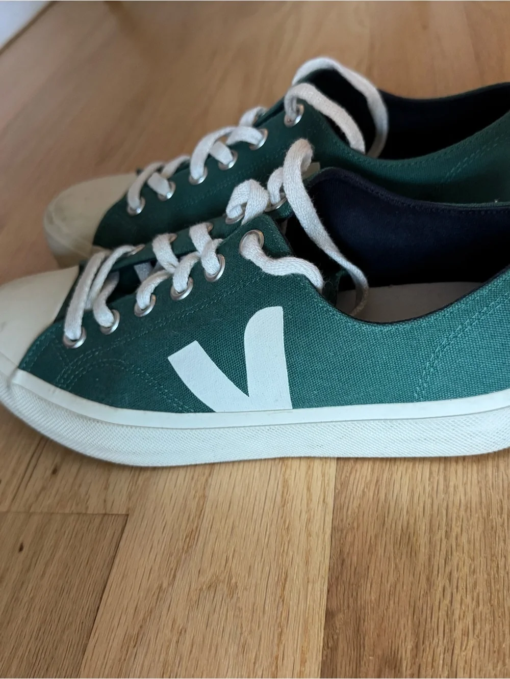 Veja Wata II Pierre Sneaker in Green and White